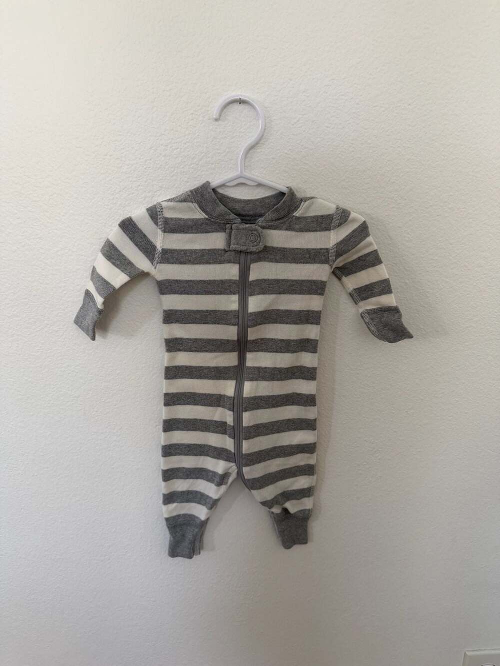 Hanna Andersson Bold Stripe Sleeper Heather Grey/White 0-3 Mos